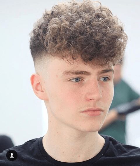 Cabelo cortado dos lados e grande em hot sale cima